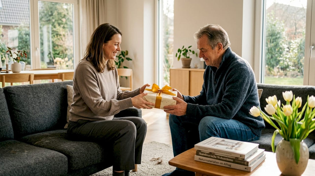 Im Wohnzimmer versammelt sich die Familie, um gemeinsam ein Geschenk zu überreichen.