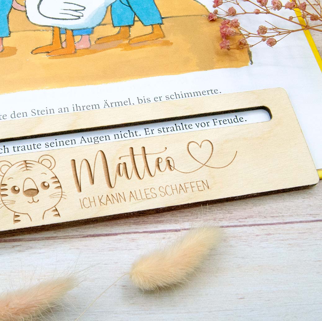 Personalisierte Lesehilfe mit Gravur | Safari Tiere Herzensprojekt Manufaktur